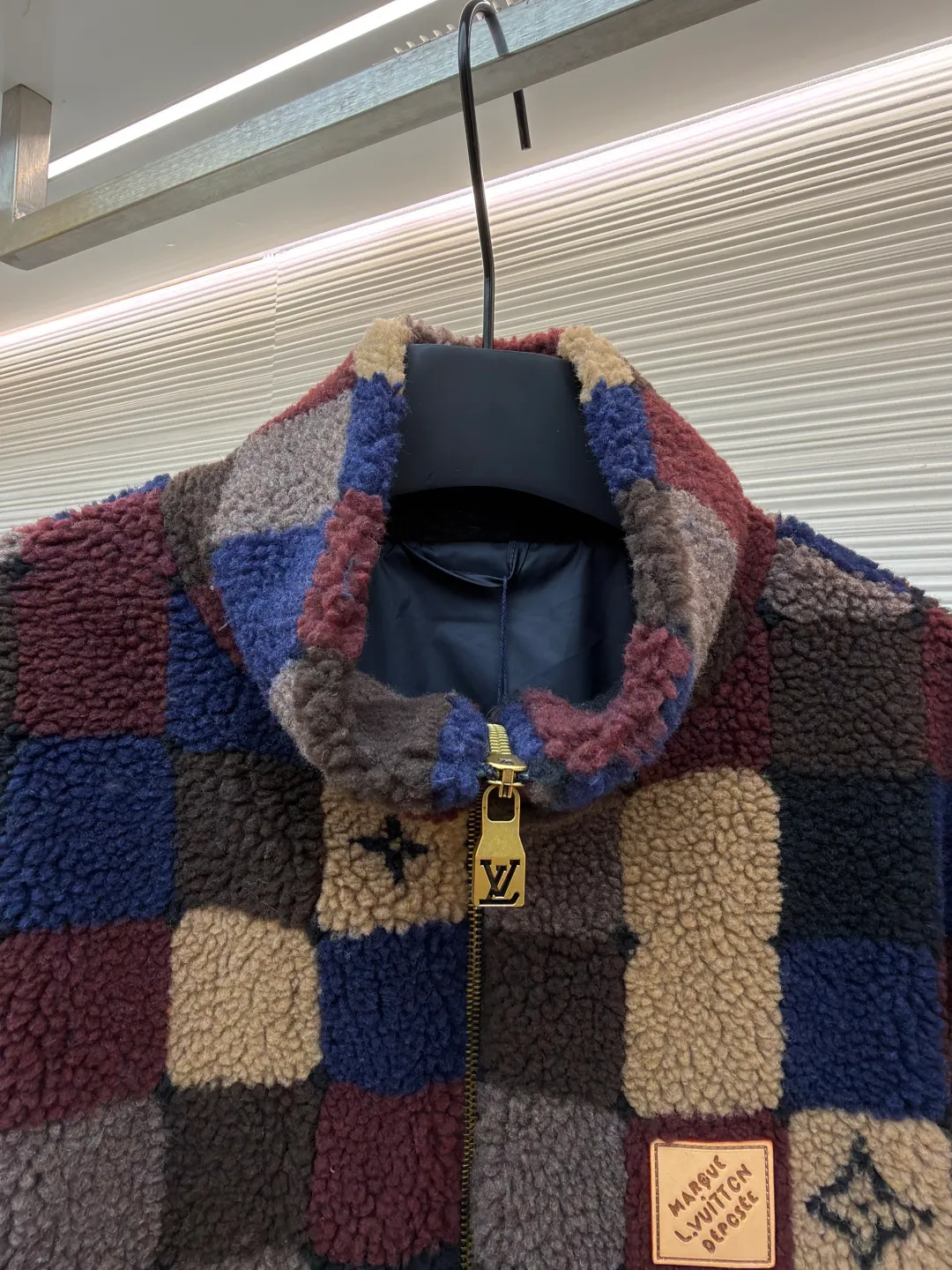LOUIS VUITTON colorful checkerboard jacket ●Original version: Purchased and developed for 16500 ●Item number: 1682292-B95 ●Fabric: Fleece fabric ●Technology: Jacquard production ●Color: Color ●Version: Fitted version ●Weight: about 700 grams ●Size: XS-S-M-L ●Description: The main body of this Louis Vuitton satin baseball jacket is made of high-density matte satin fabric, which has been treated with anti-wrinkle shaping technology. The fabric has a strong drape and is not easy to wrinkle. The dark brown background color is prepared by precision dyeing and finishing technology, giving it a rich color and high-end texture. The "L.V.M SINCE 1854" logo on the left chest is made with hot-drilling technology. High-quality rhinestones are used for precise hot-pasting in different areas. The diamond surface is shiny and strong and will not fall off easily. The ribbed splicing of the collar, cuffs and hem is a three-color contrasting design. It is woven with high-elastic knitted yarn, which will not easily loosen and deform after long-term wear. The placket is equipped with custom-made metal snaps. The hardware is thick and anti-oxidation. The overall style is loose and off-shoulder. The splicing is covered with blind stitching technology, and the wiring is smooth and traceless. Every craft detail follows the brand's luxury product production standards, taking into account both design and wearing comfort. The overall wiring is straight and delicate, the fabric is comfortable and soft, and the color is consistent without color difference. It can be matched with the same style to create a fashionable look and control various occasions. Customized accessories, complete with three standards, same style for men and women!